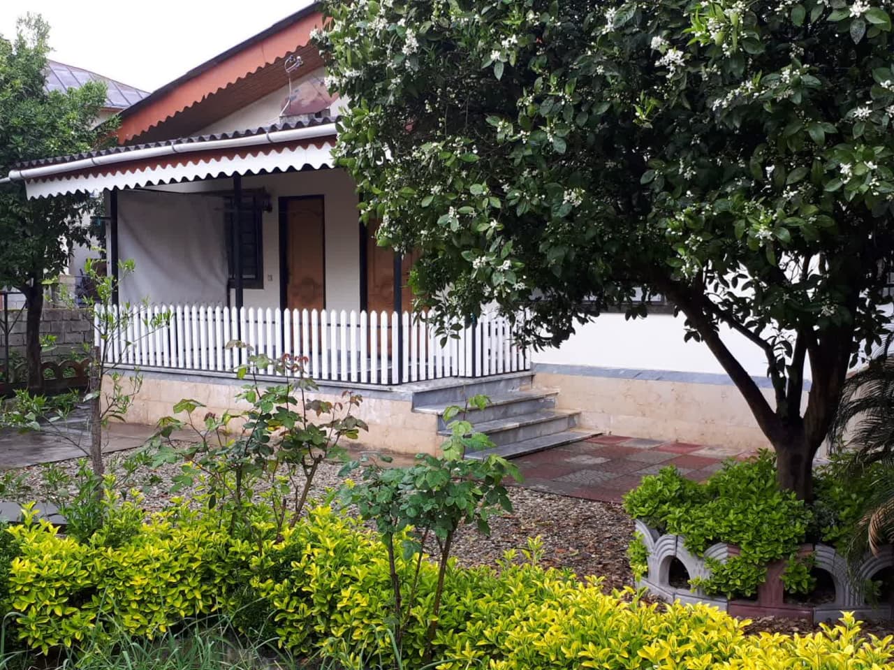 خانه مسافر وباغ نزدیک دریا عباس اباد